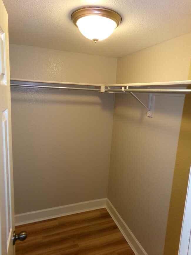 Building Photo - 844 Apex Dr