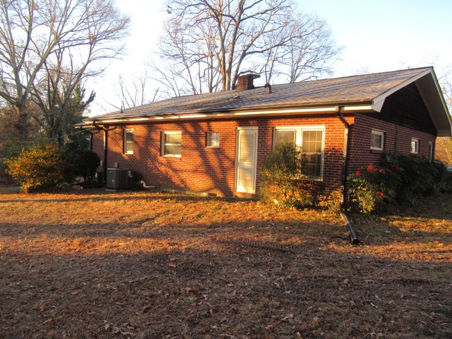 Building Photo - Three  Bedroom Brick Ranch in Downtown Lin...