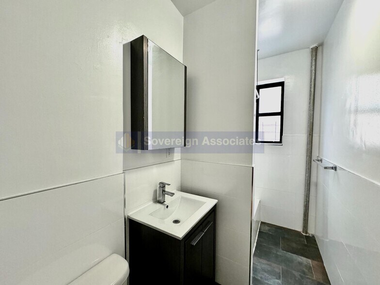 Building Photo - 54 Vermilyea Ave