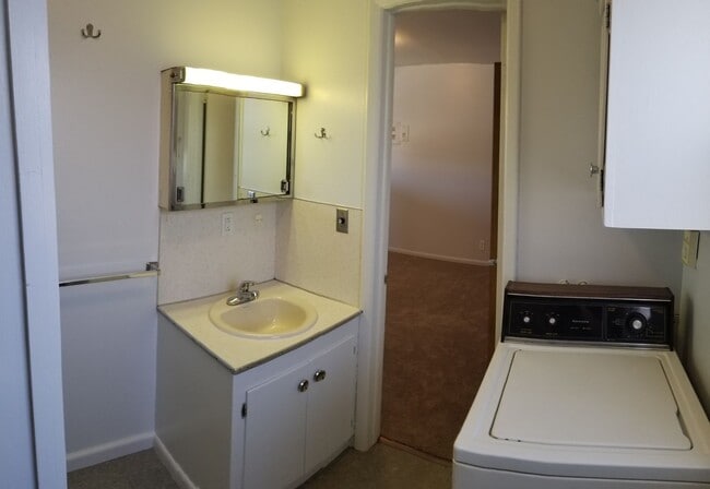 Building Photo - 429 E Pine St