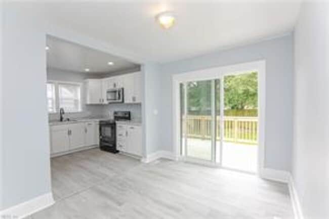 Building Photo - Renovated 3 bed, 1.5 bath Single-Family
