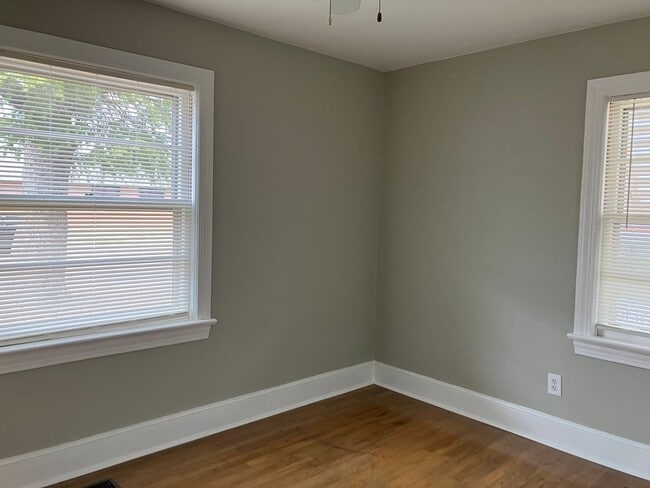 Building Photo - 2 Bedroom Brick House