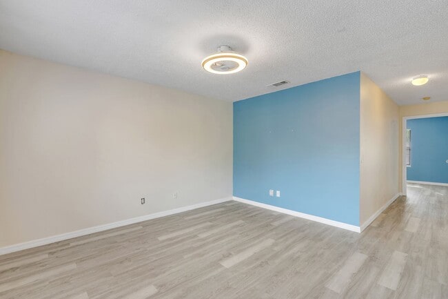 Building Photo - Spacious, sleek & central: 2Bedroom/2Bath condo in Daytona Beach!