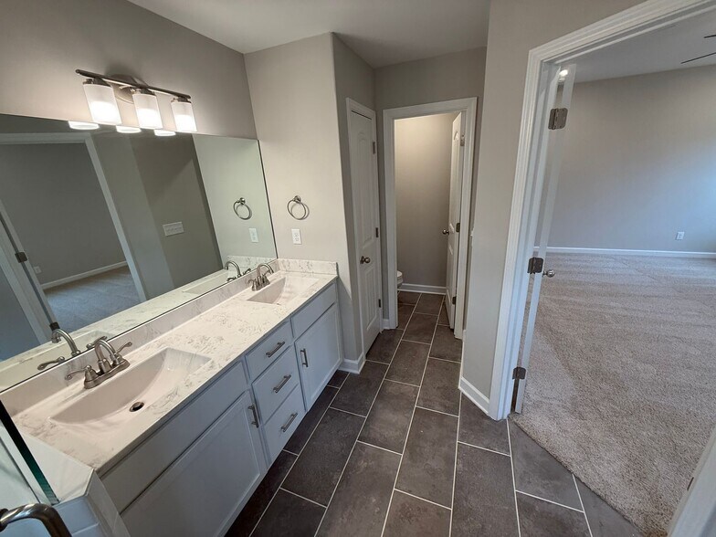 Building Photo - 1852 Bloomington Cir