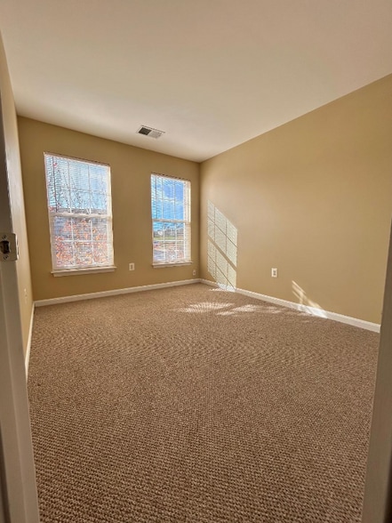 Building Photo - 151 Oxbow Dr