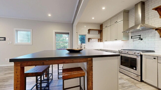 Building Photo - Beautifully Updated Flat with Gourmet Kitchen & Private Outdoor Retreat