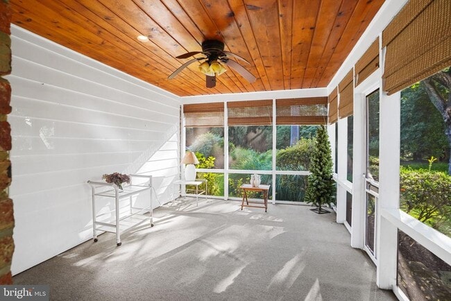 Building Photo - 10810 Burbank Dr