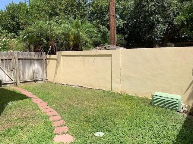 Building Photo - 1000 Ranchway Dr