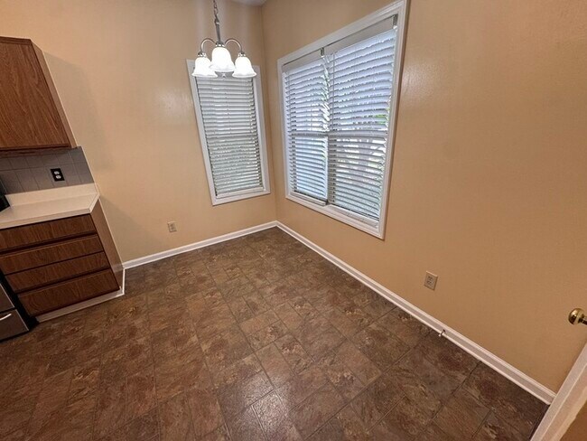 Building Photo - Beautiful Spacious 1st floor Condo! Amenity Access included!