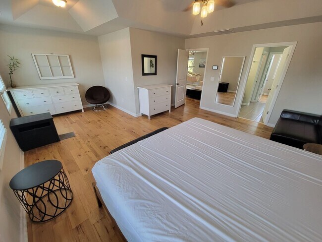 Building Photo - 6 Bed, 4 Bath Home Available in Simpsonville