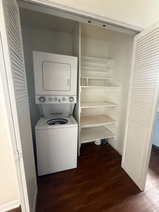 Building Photo - Centre-513