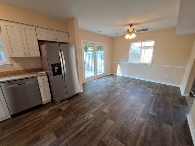 Building Photo - Remodeled Townhome