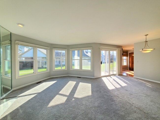 Building Photo - 325 Satinwood Ct S