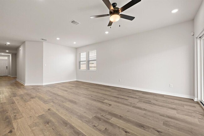 Building Photo - 2415 Ekvall Dr