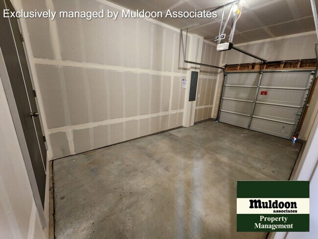 Building Photo - Brand new duplex unit available now!