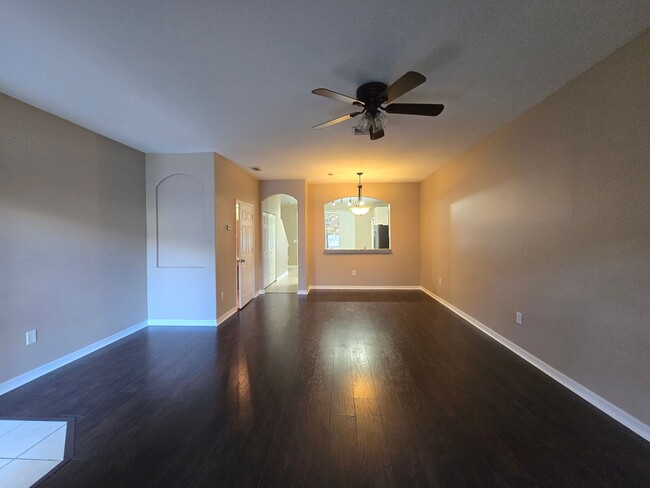 Building Photo - Great Town Home in Gated Community with Po...