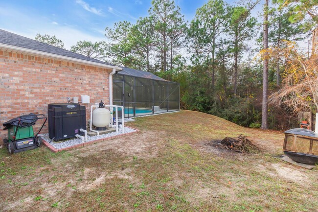 Building Photo - Crestview with a pool!!