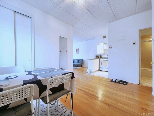 Building Photo - 149-15 Barclay Ave