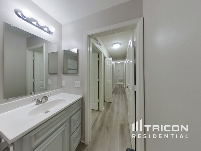 Building Photo - 2232 Nettlebrook St N