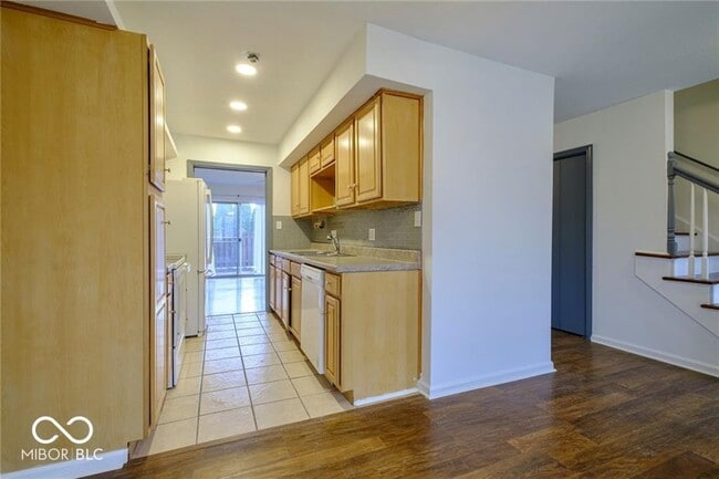 Building Photo - 8527 Canterbury Square E