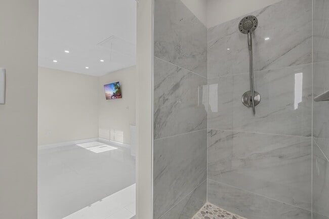 Building Photo - 724 NE 2nd St