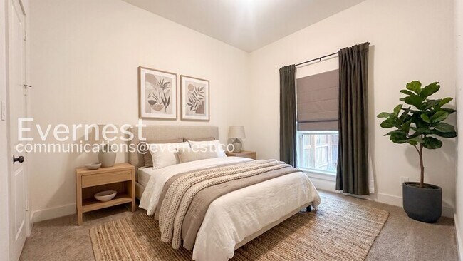 Building Photo - Charming Rental with Pool & 2-Car Garage  / Fenced-Yard / Off-street Parking / Available now!