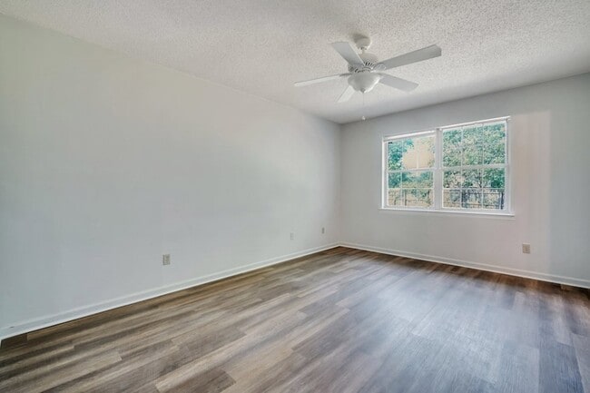 Building Photo - 1501 Woodcrest Cir