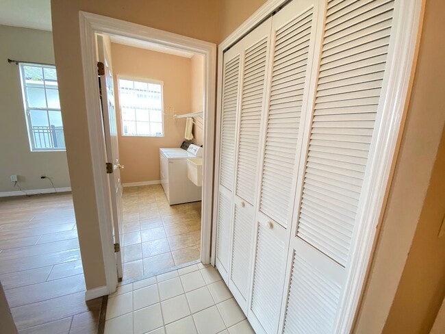Building Photo - 3708 Molona Dr