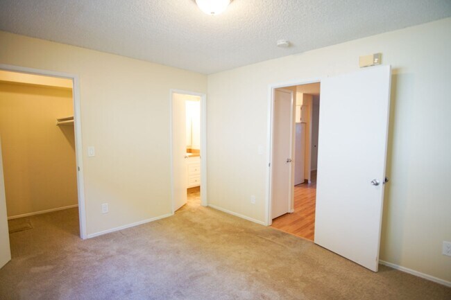 Building Photo - Sullivan's Gulch 1 Bed w/Hardwoods & Walk-...