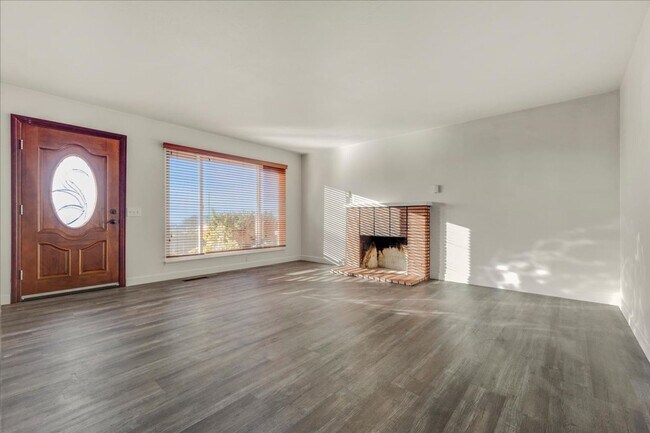 Building Photo - Upper Seaside 3 Bedroom / 1.5 Bath