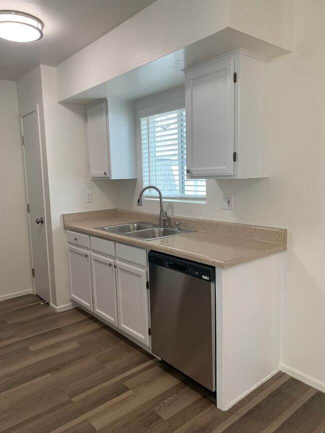 Building Photo - 336 E Limberlost Dr