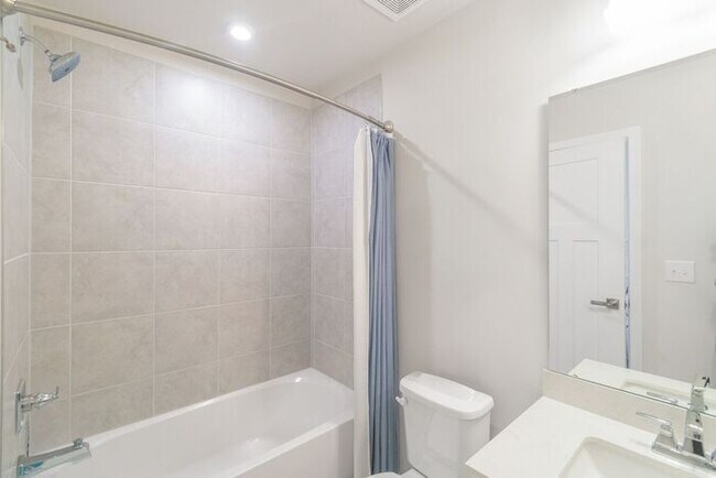 Building Photo - Stunning 3-Bedroom Townhouse in the Heart of South End!