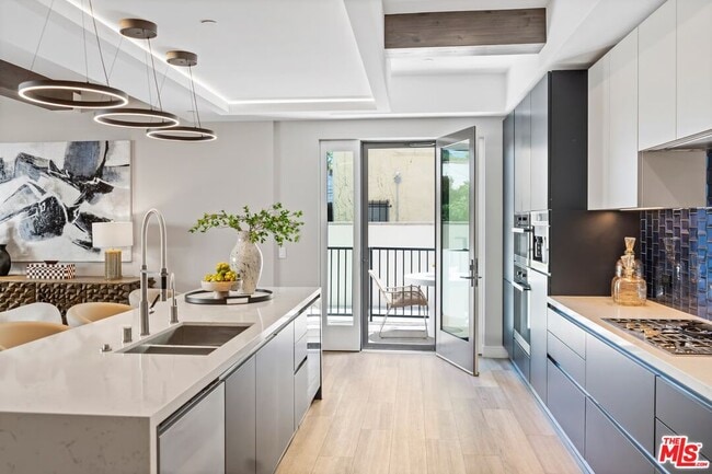 Building Photo - 160 N La Peer Dr