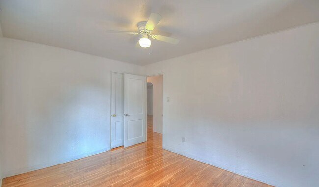 Building Photo - 3 Bedroom 2 Bathroom