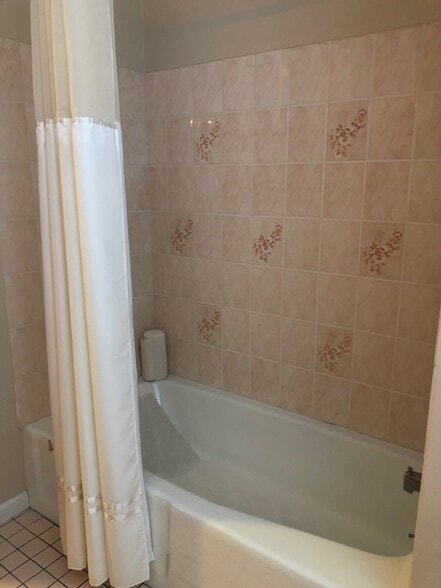 Tub Shower - 819 Rubis Dr
