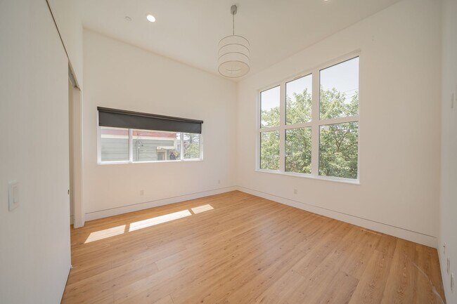 Building Photo - 848 32nd St