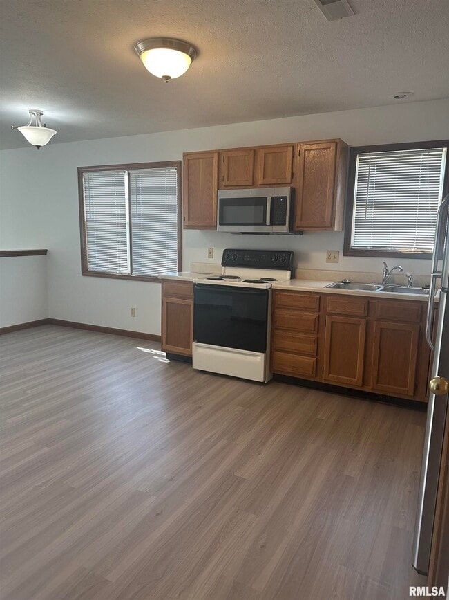 Building Photo - 3130 Cascade Dr