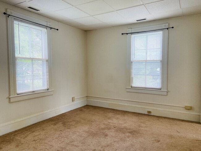 Building Photo - 1 Bedroom, 1 Bathroom Apartment in Greensboro!