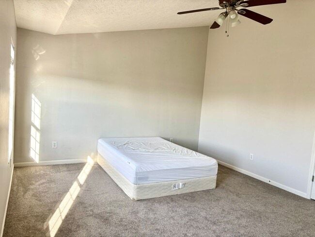 Building Photo - Don't miss out on this great 3 bed 3.5 bath townhouse with tons of amenities!