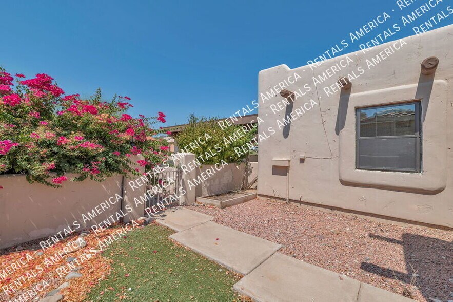 Building Photo - 13831 N Kendall Dr