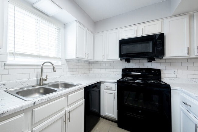 Building Photo - Country Lake Townhomes