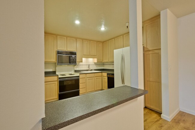 Building Photo - 2-bedroom, 2-bathroom condo in Awesome Mou...