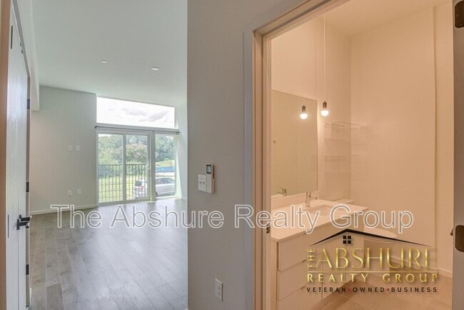 Building Photo - 600 S Duke St