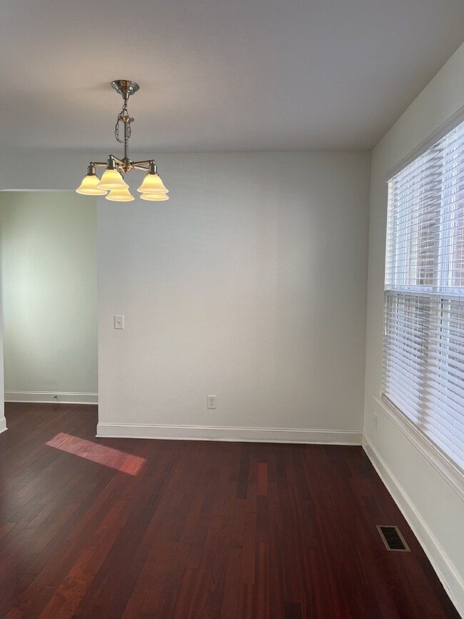 Building Photo - "Charming 4-Bed Gem with Guest Suite & Mod...