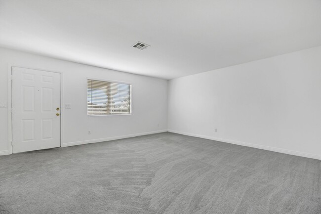 Building Photo - Gated 2 bedroom Condo with new carpet and ...