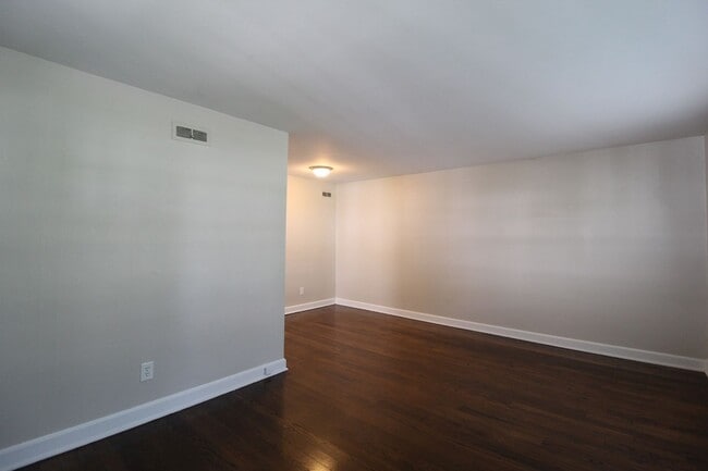 Building Photo - July 2025 FREE On This One Bedroom Duplex ...