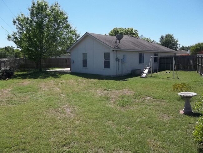 Building Photo - CUTE 3 BEDROOM IN A CUL-DE-SAC