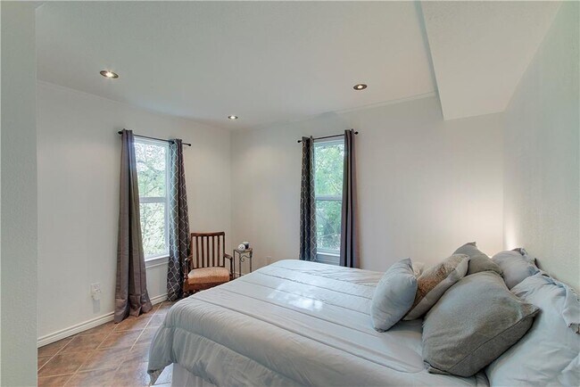 Building Photo - 9305 Granada Hills Dr