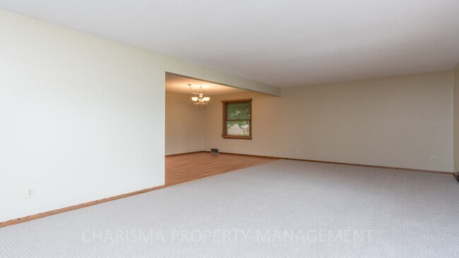 Building Photo - 1605 E 49th St
