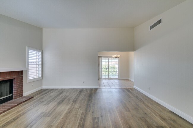 Building Photo - AVAILABLE 1/1/26- Beautiful 3-Bedroom, 2-Bathroom Home in Green Valley